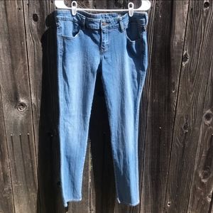 5/25! 💓H&M SQIN low waist slim leg jeans EUC size 32